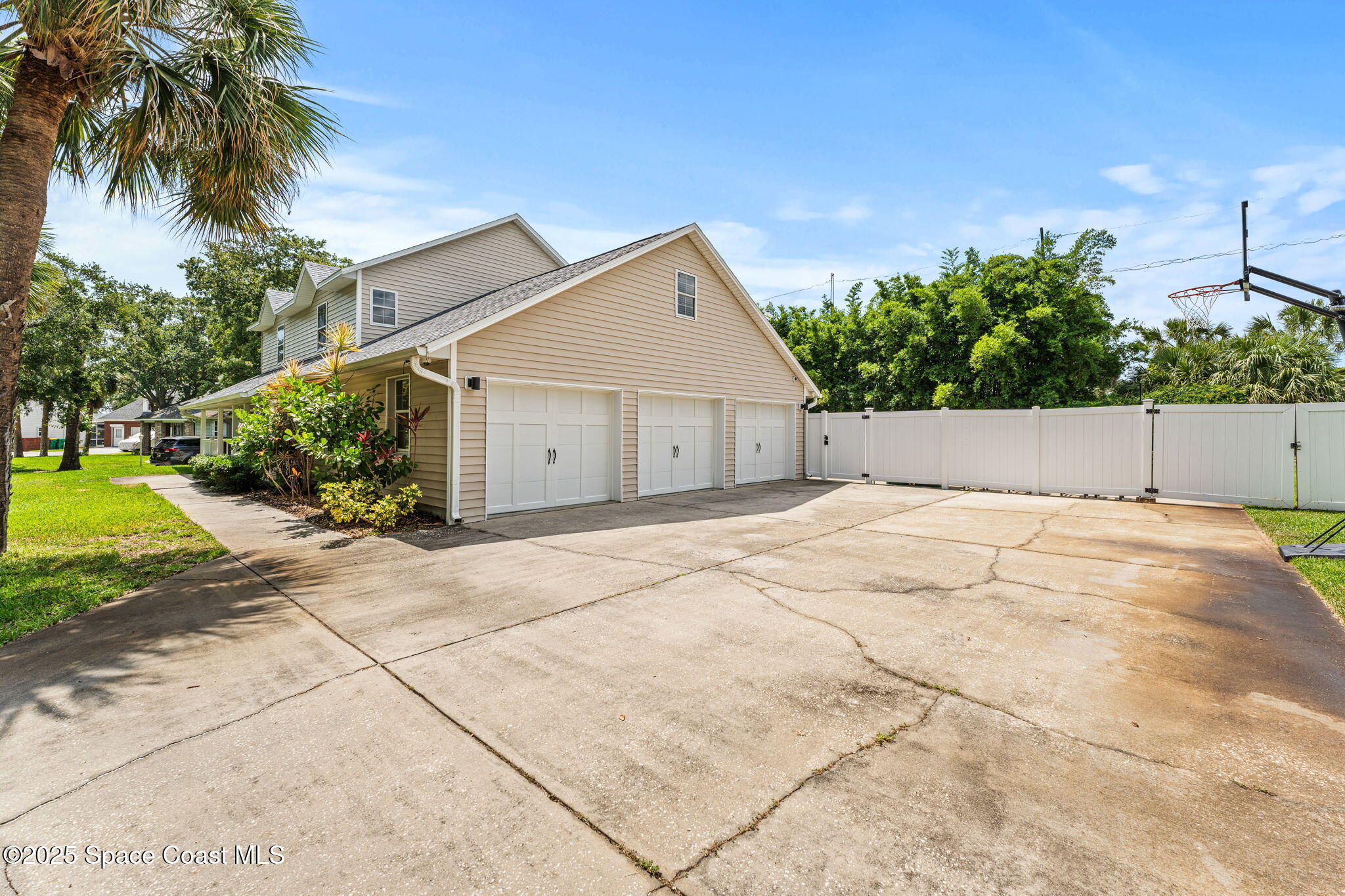 2225 Royal Oaks Drive