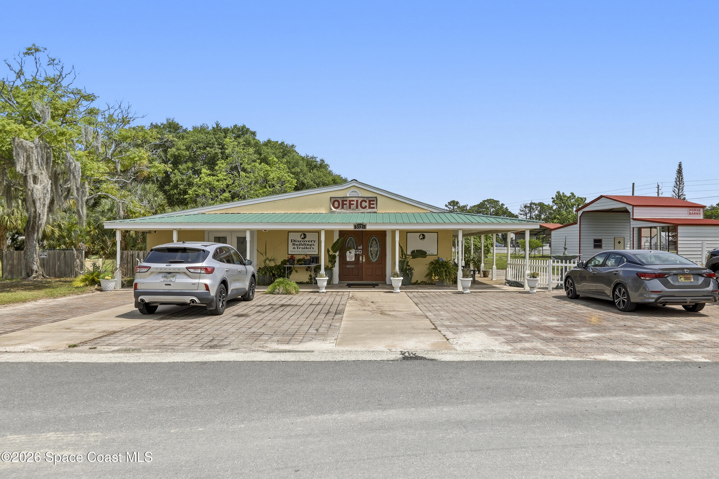 3526 Ellis Lane