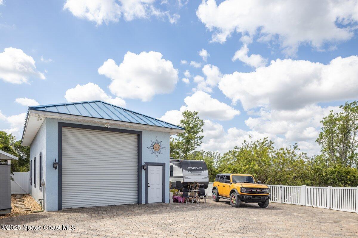 3824 Luxury Lane