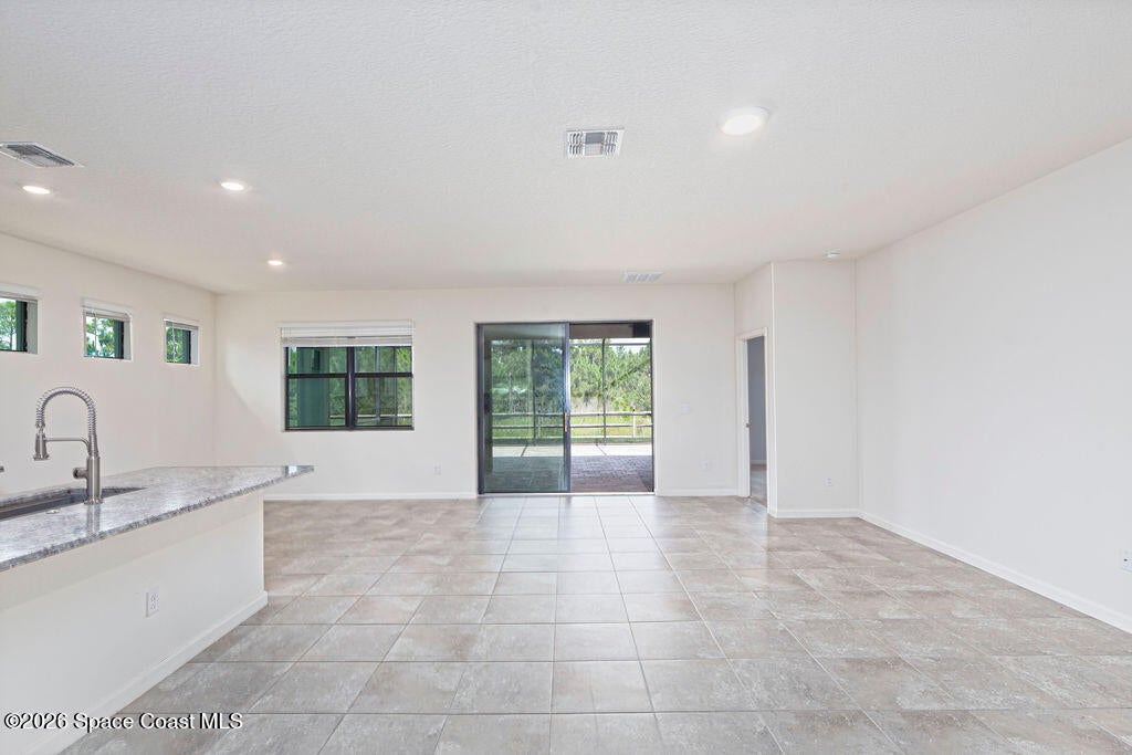 629 Old Country Rd SE