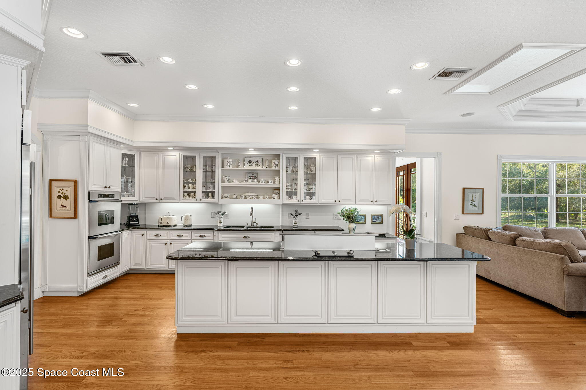 5585 Willoughby Drive