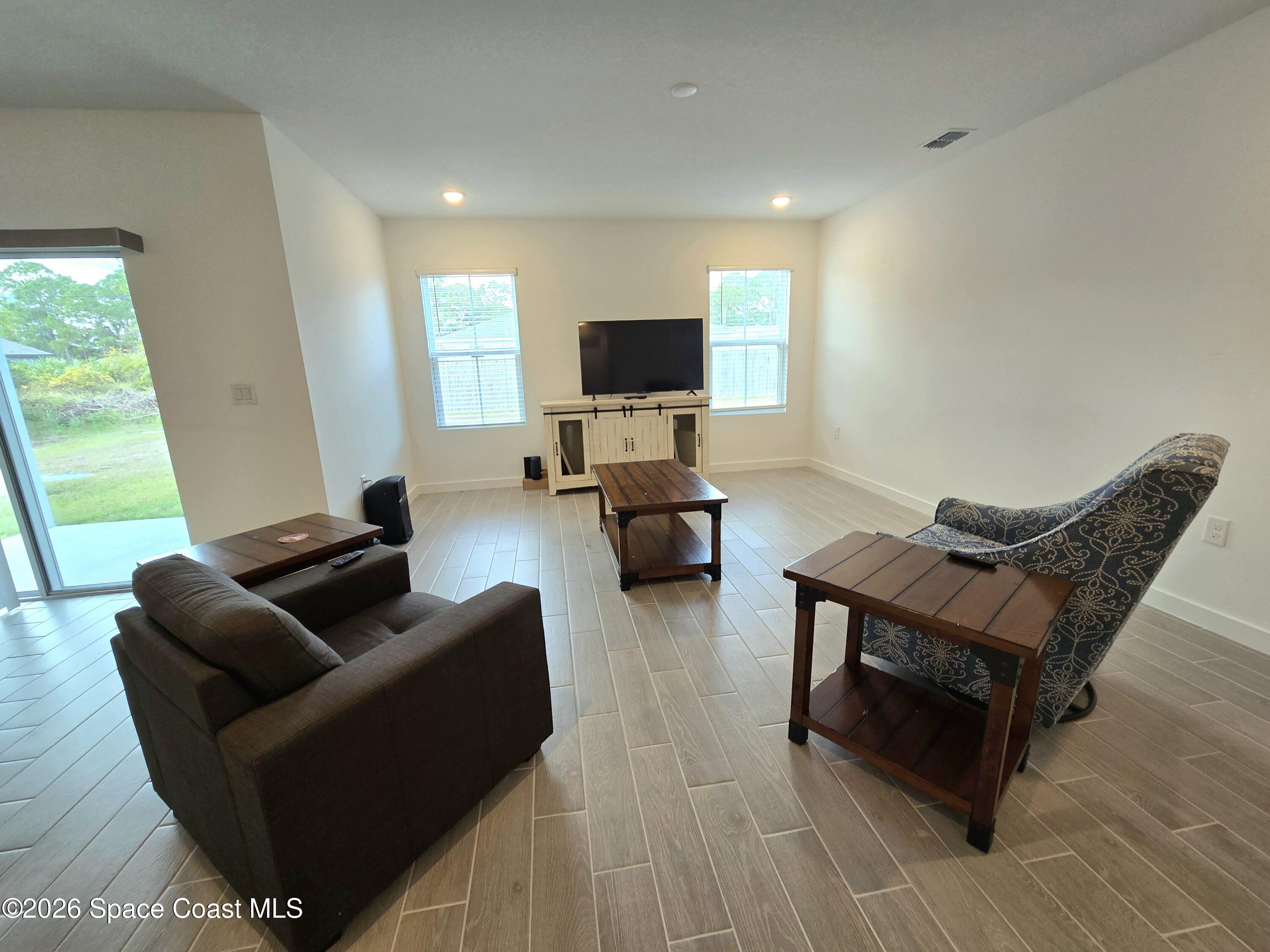 2384 Queens Street SE