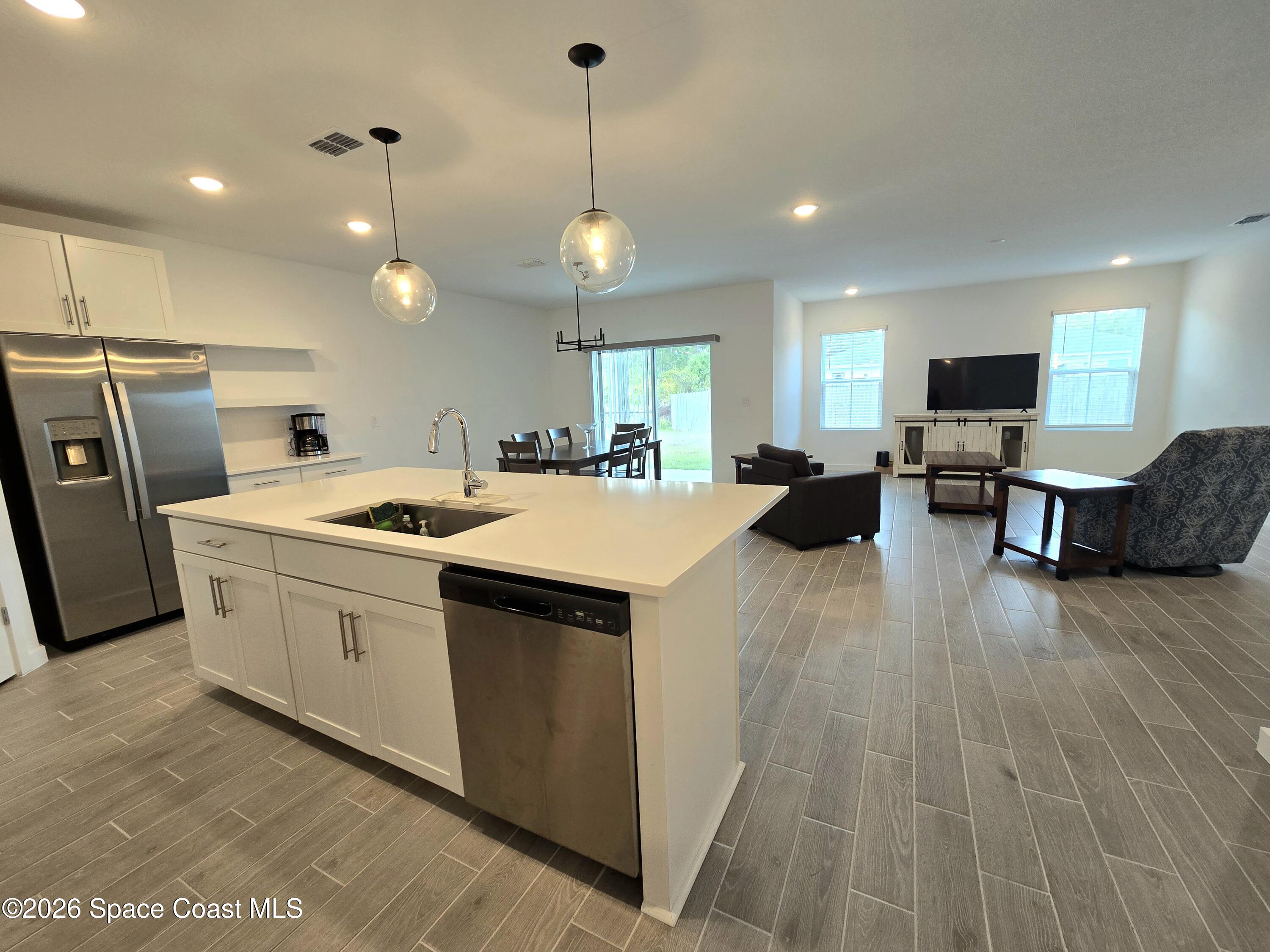 2384 Queens Street SE