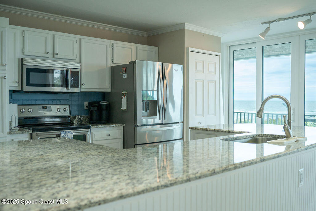 700 Wave Crest Avenue 204