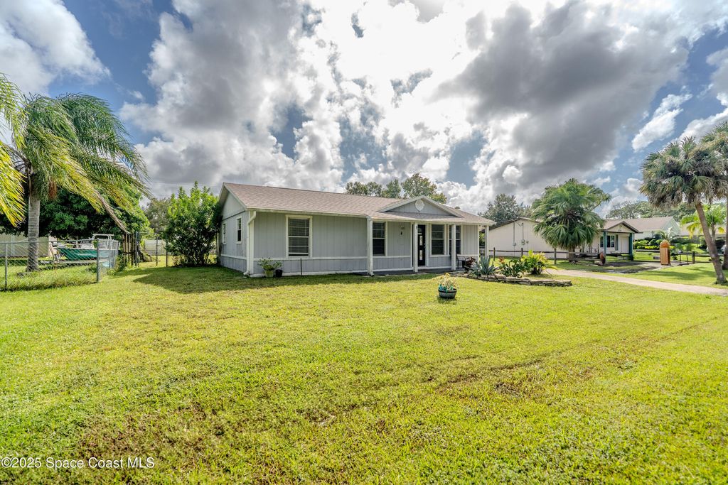 Photo of 530 Sherman Street SE, Palm Bay, FL 32909 (MLS # 1059328)