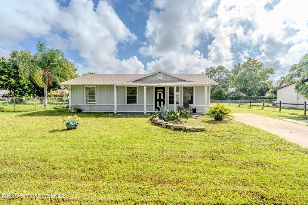 Photo of 530 Sherman Street SE, Palm Bay, FL 32909 (MLS # 1059328)