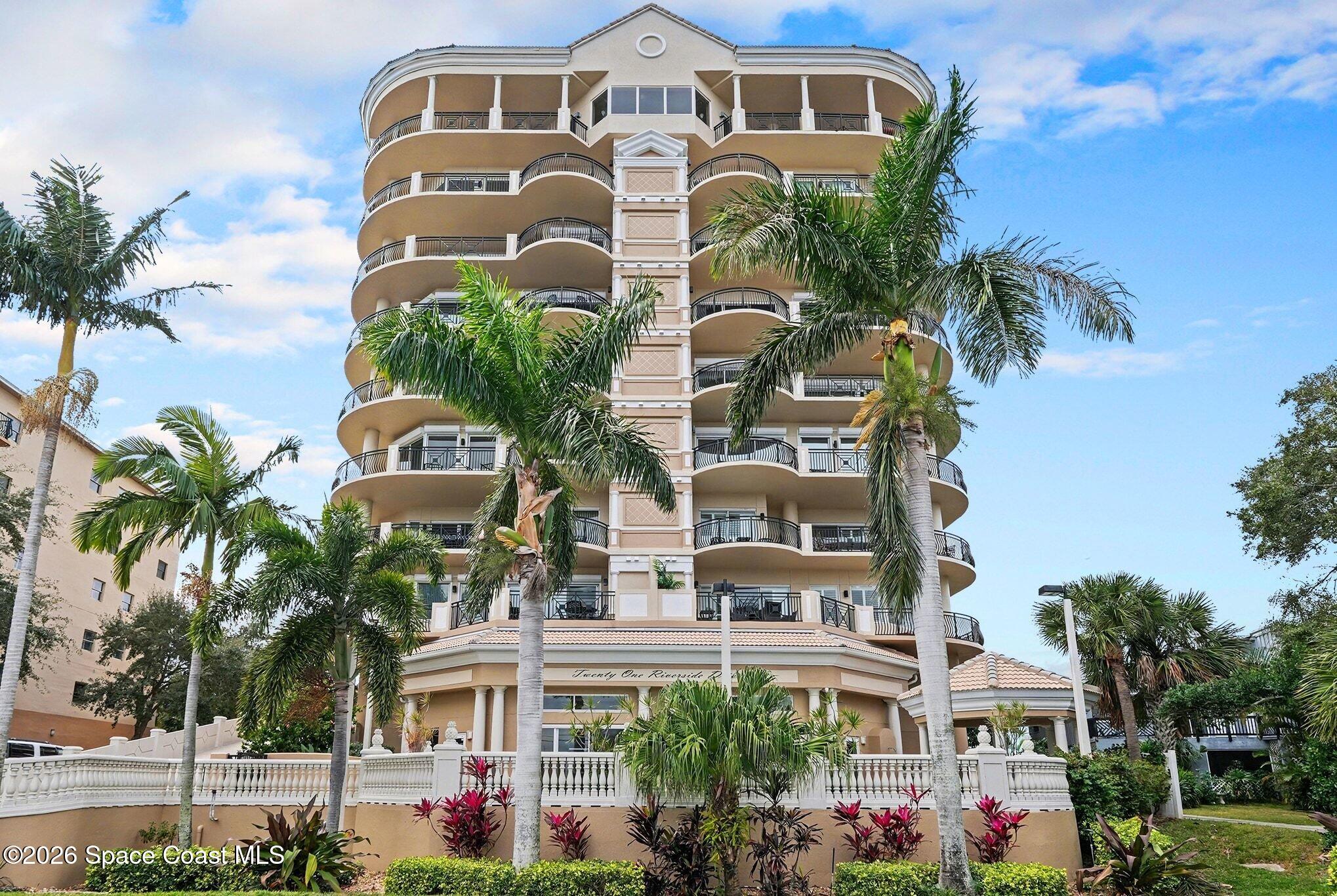 21 Riverside Drive 902