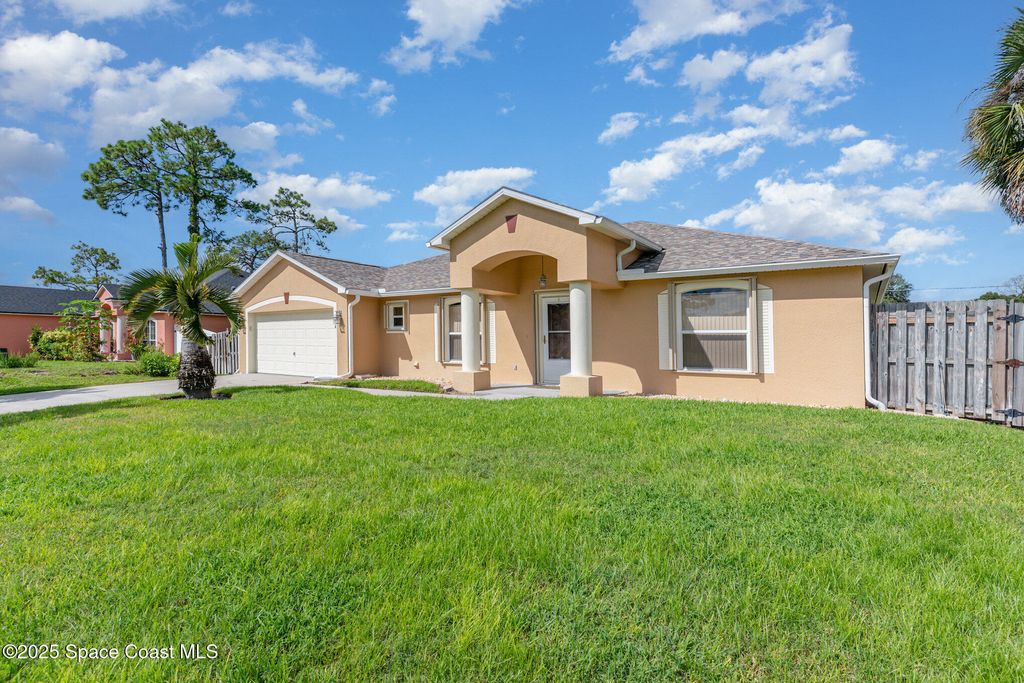 Photo of 812 Gera Avenue NW, Palm Bay, FL 32907 (MLS # 1057434)