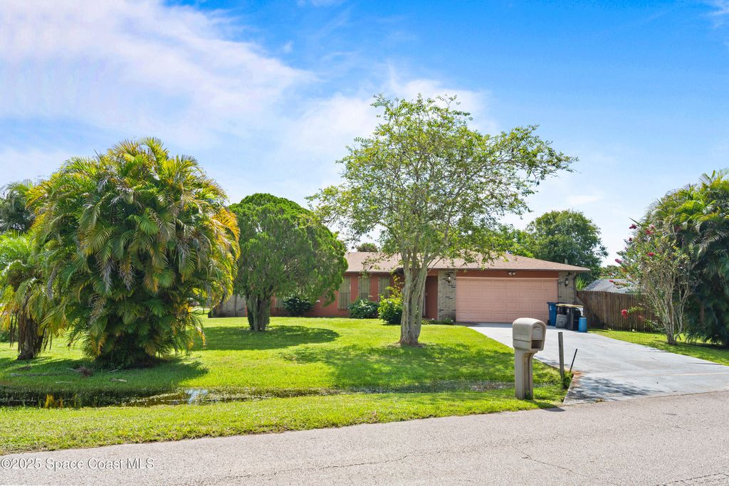 Photo of 533 Castana Avenue SE, Palm Bay, FL 32909 (MLS # 1055831)