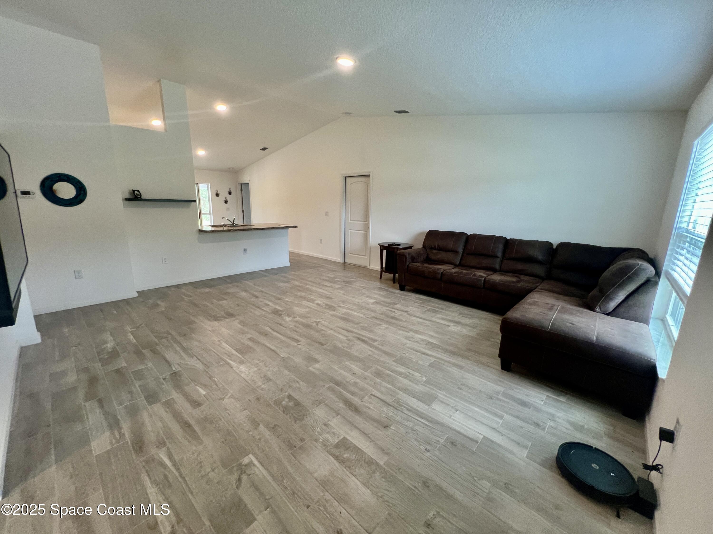 499 Oakleaf Street SW