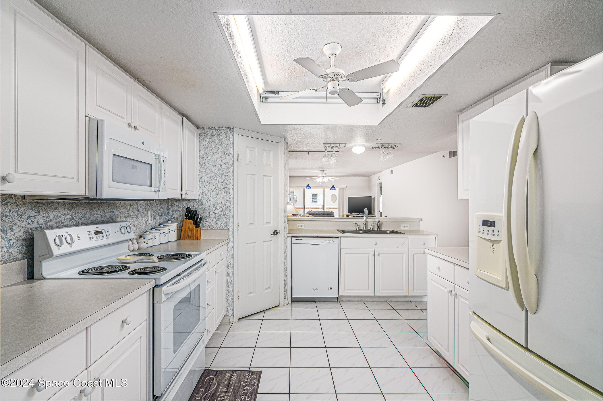 601 Shorewood Drive 402