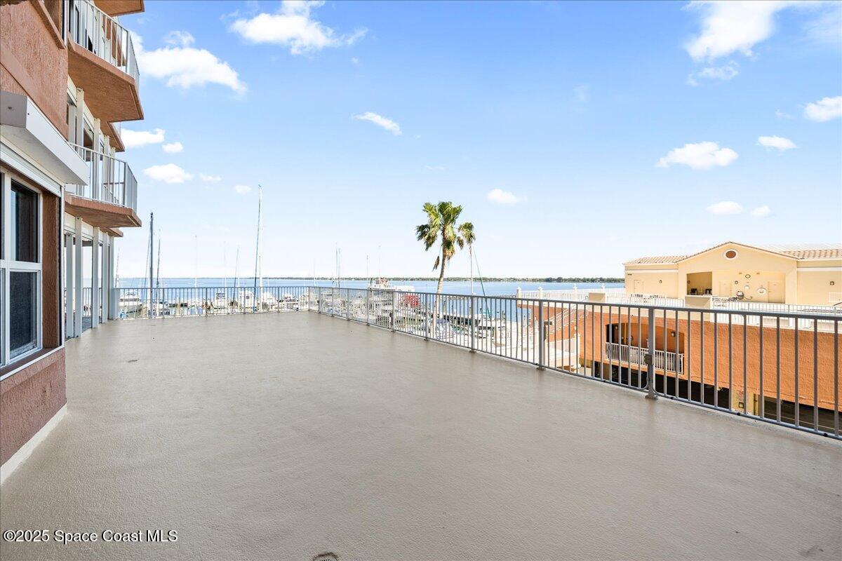 93 Delannoy Avenue 305