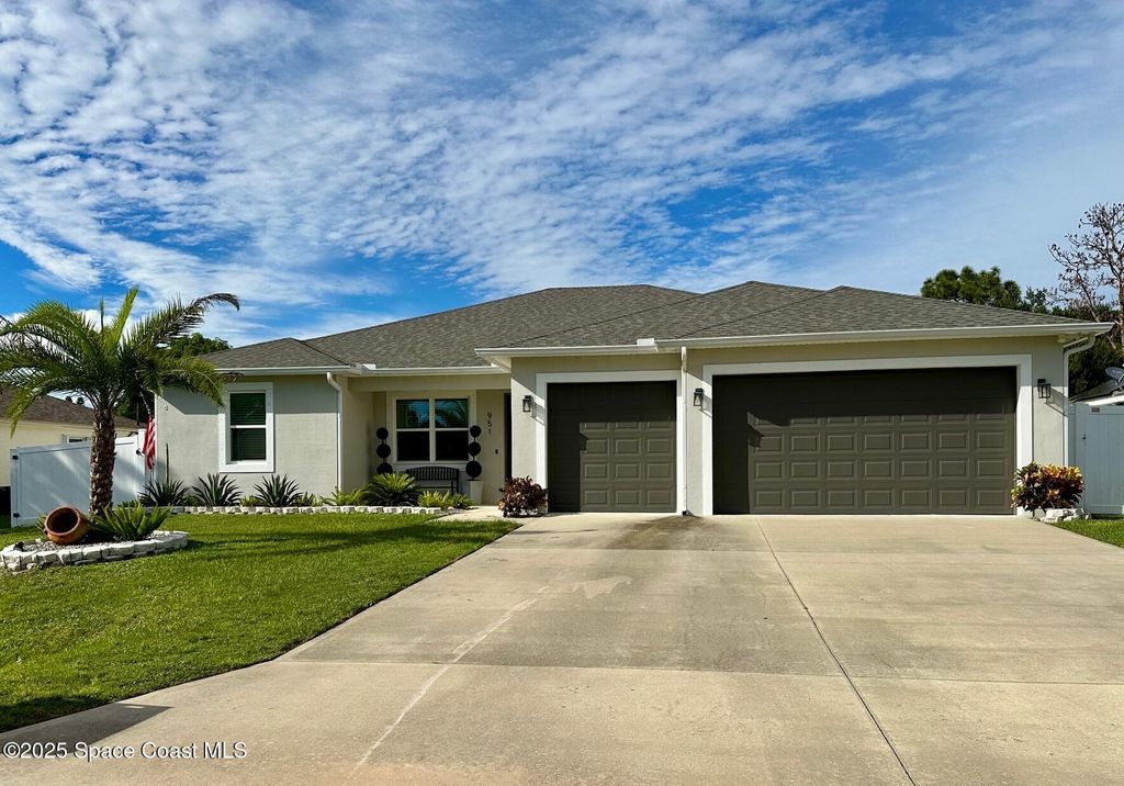 Photo of 951 Hosbine Street SE, Palm Bay, FL 32909 (MLS # 1058573)