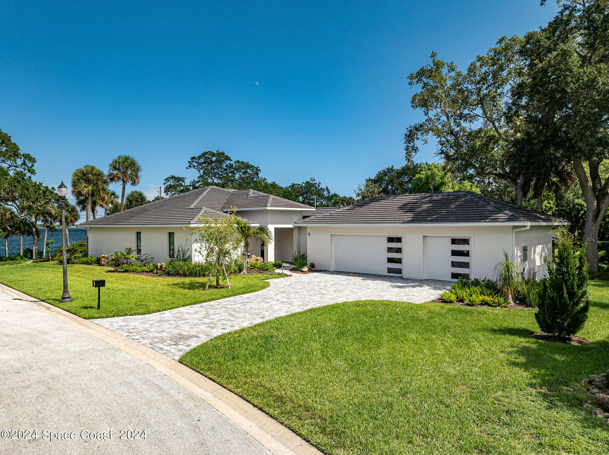 11 Bayshore Court