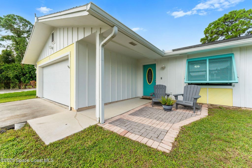 Photo of 1370 Medina Avenue NW, Palm Bay, FL 32907 (MLS # 1058419)