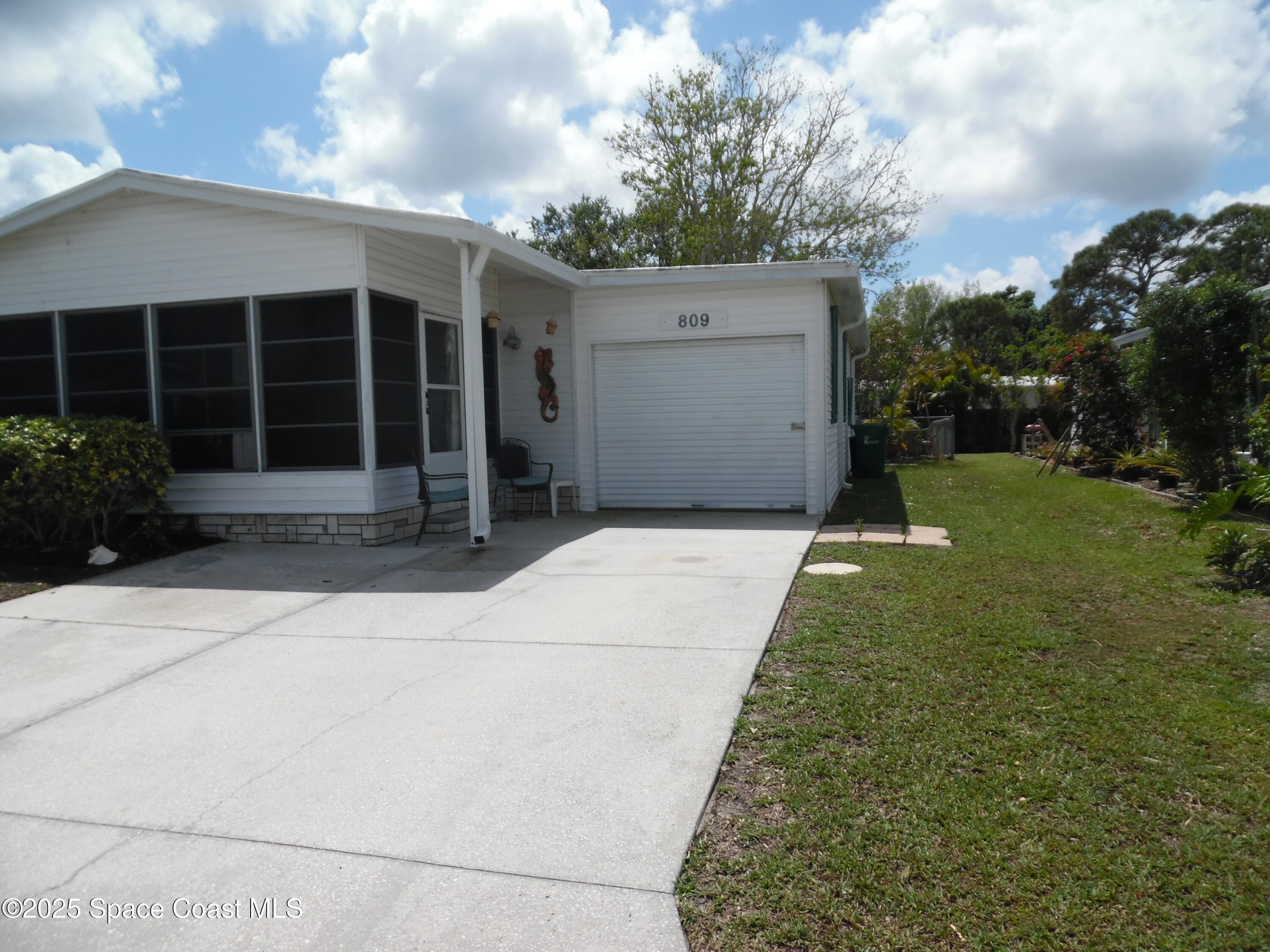 809 Tamarind Circle