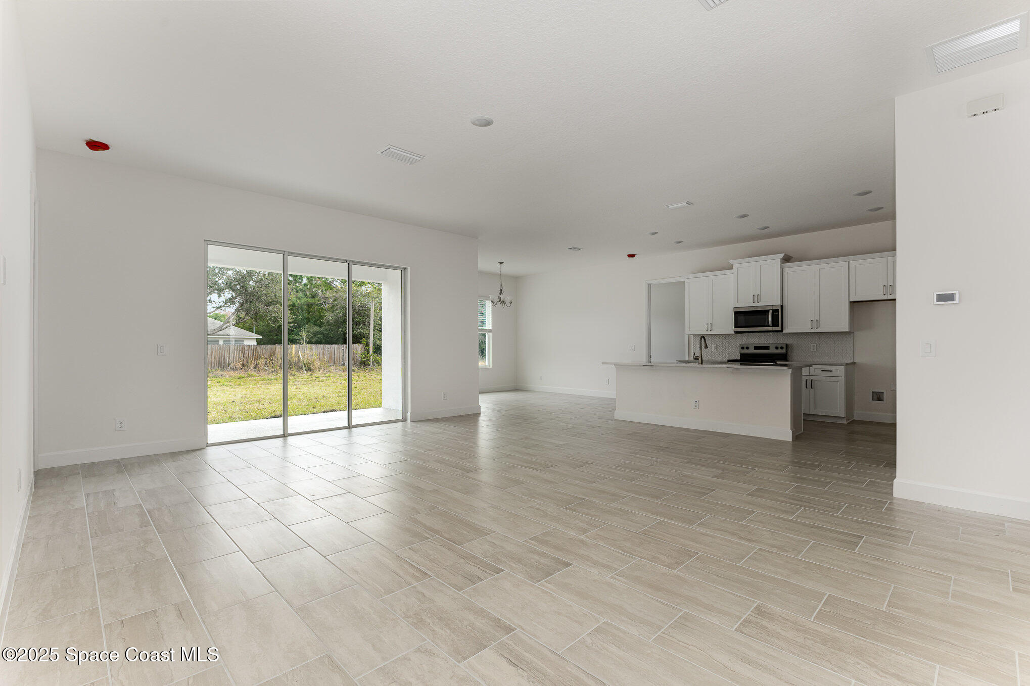 557 Castana Avenue SE 09