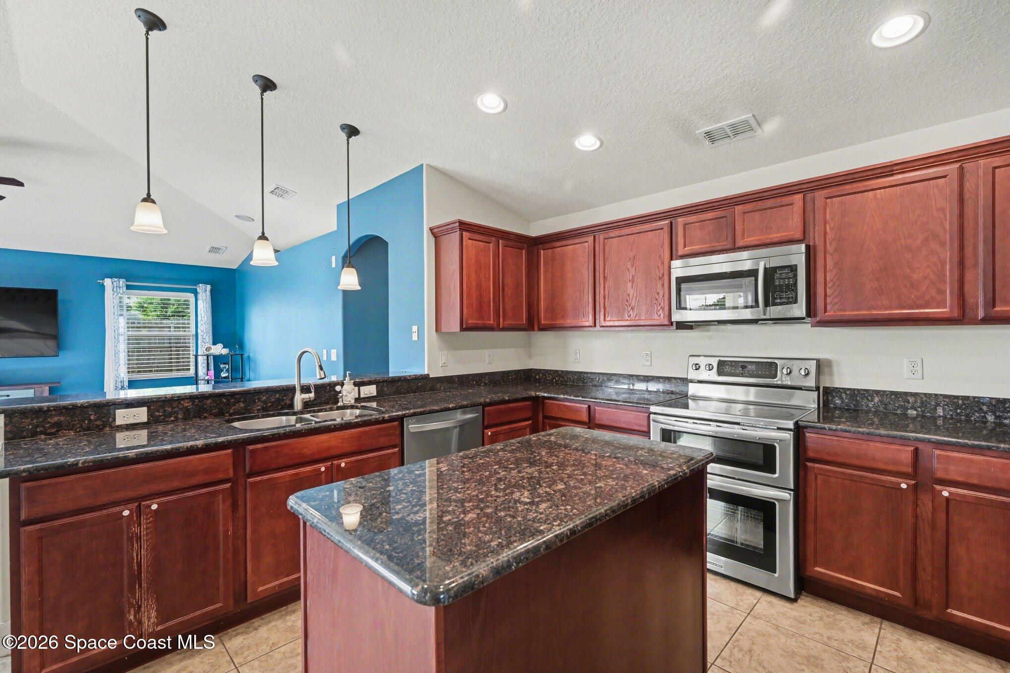 992 Coquina Street SE