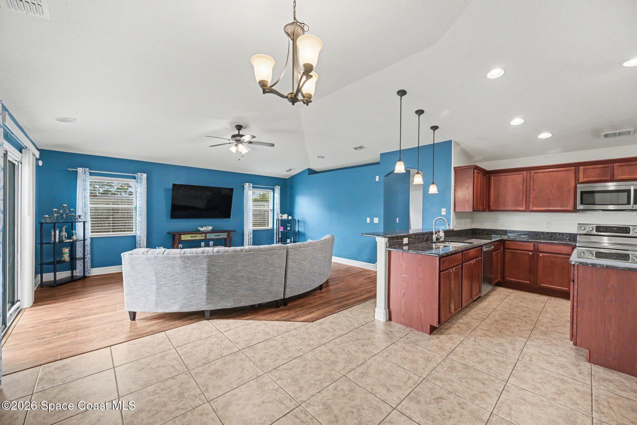 992 Coquina Street SE