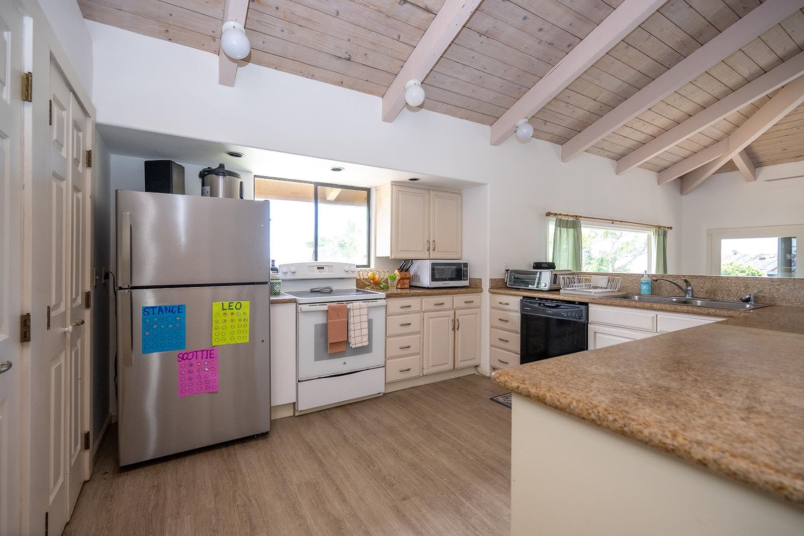 3863 Mahinahina St
