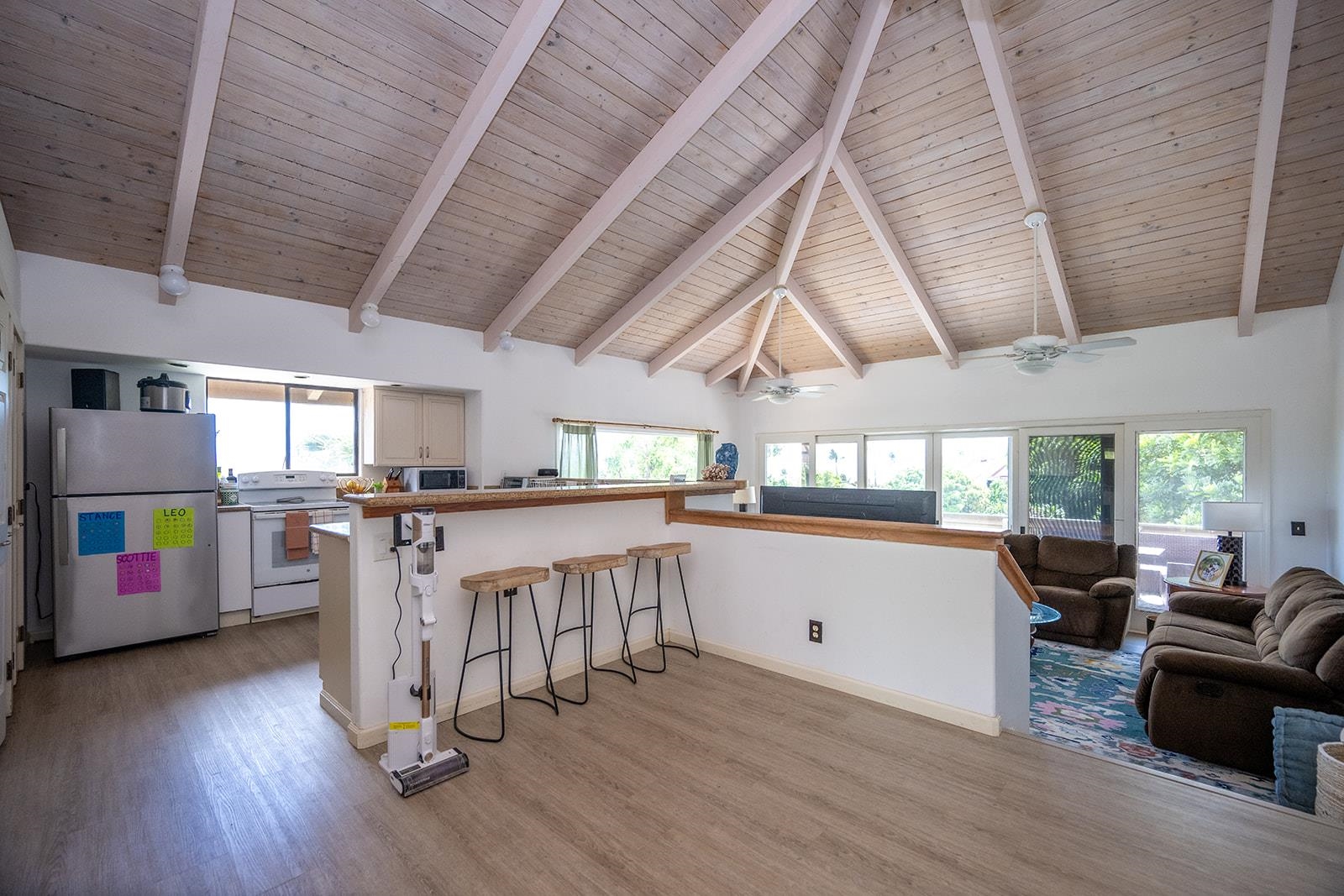 3863 Mahinahina St