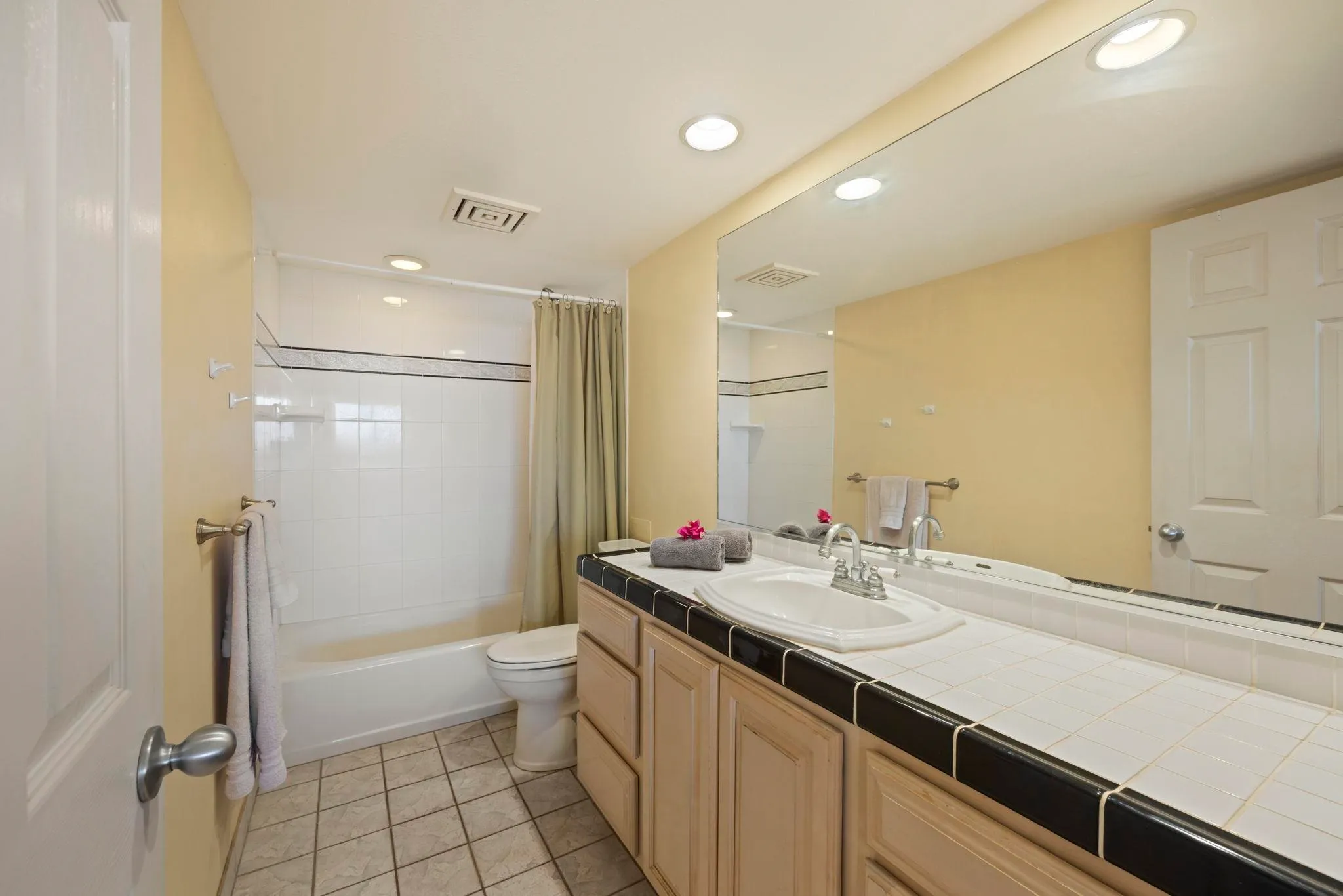 Lahaina, Hawaii 96761, United States, 2 Bedrooms Bedrooms, ,2 BathroomsBathrooms,Residential,Active,193631