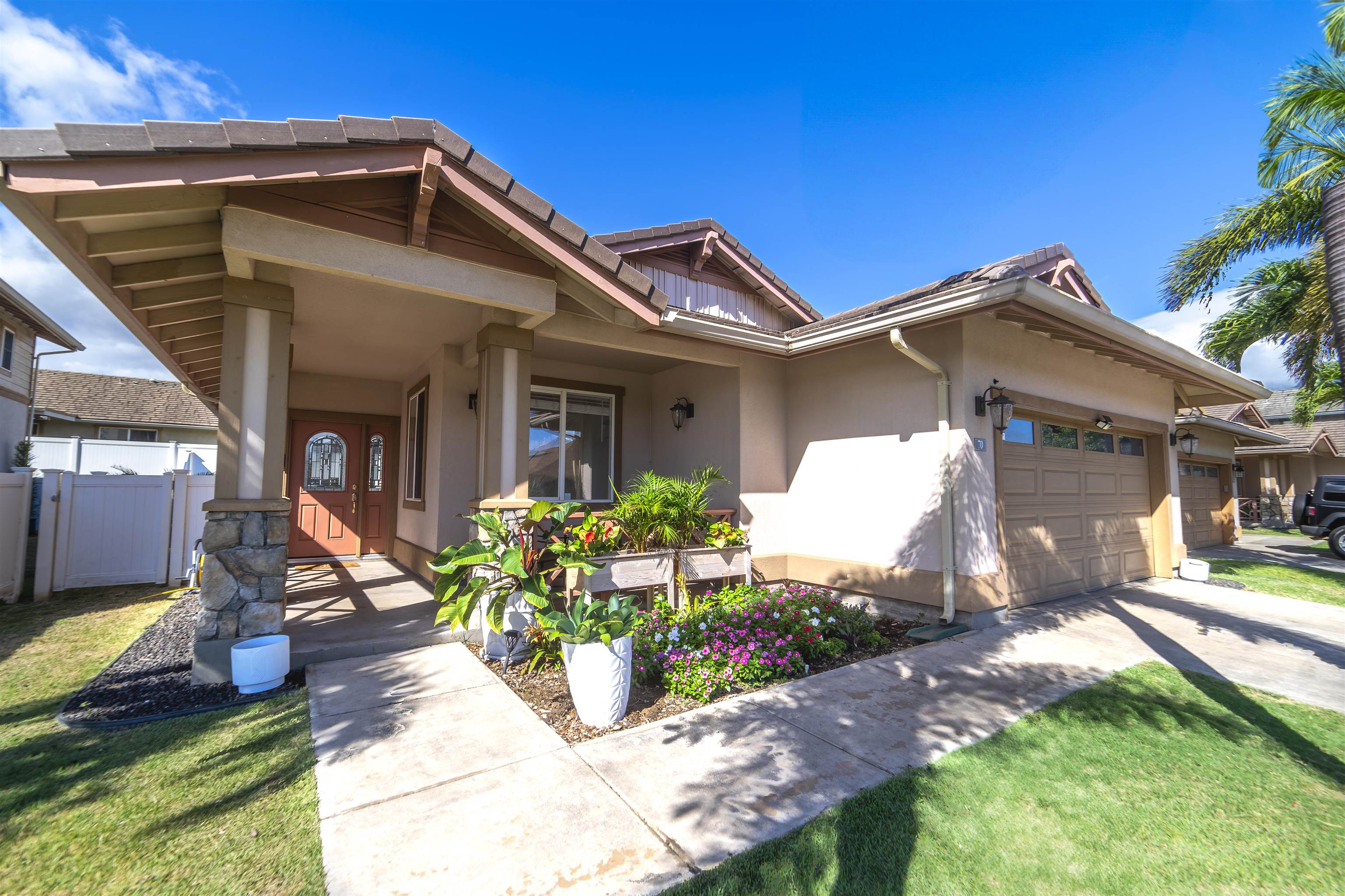 70 Hoku Puhipaka St