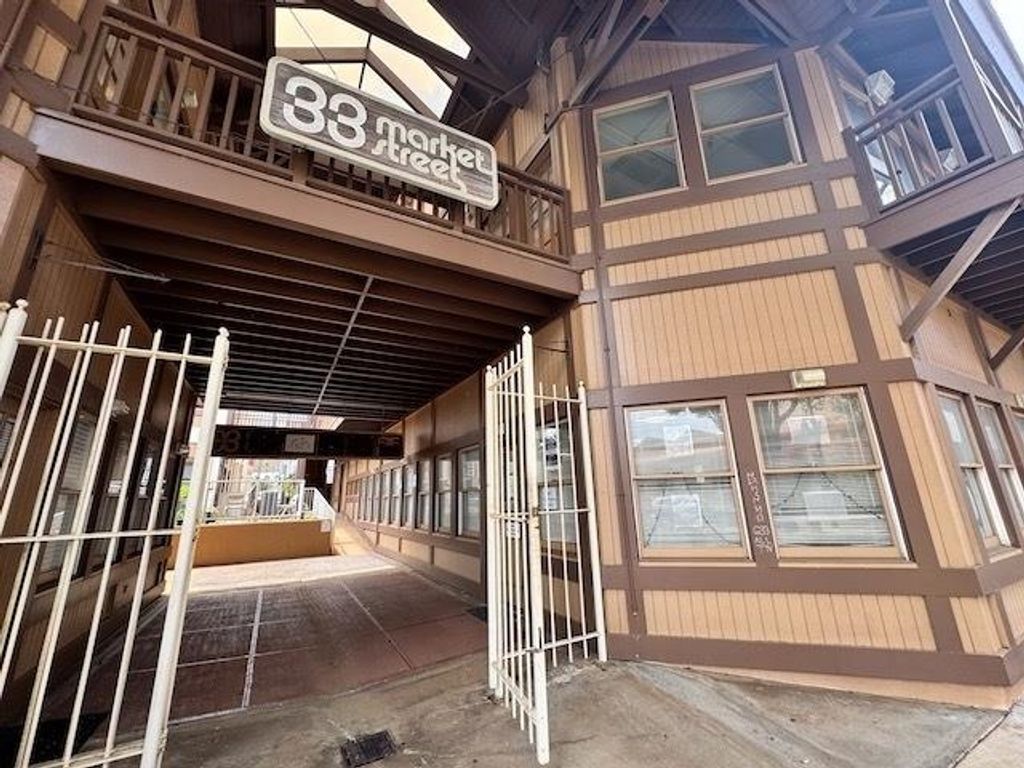 Photo of 33 N Market St, Wailuku, HI 96793 (MLS # 408128)