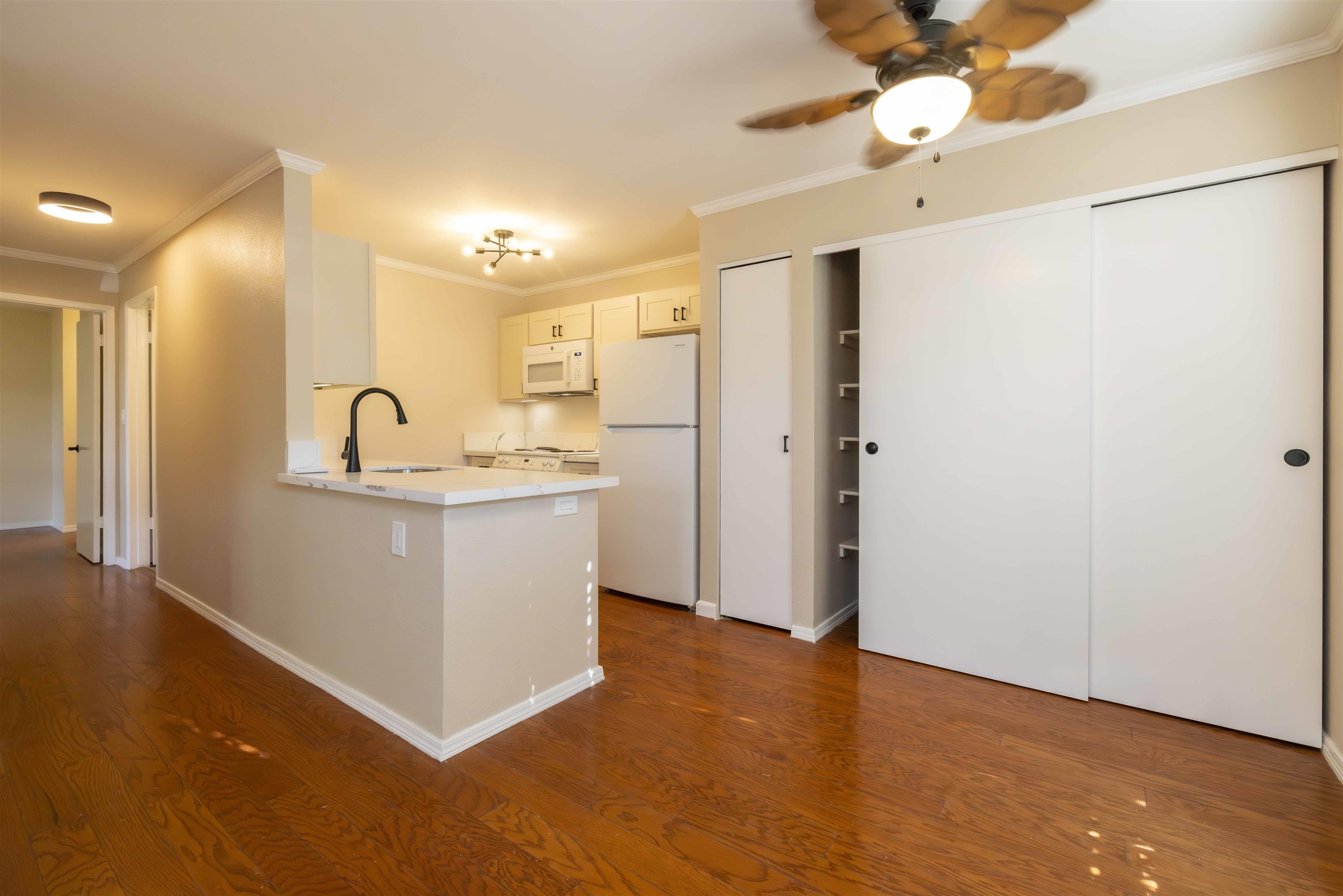 160 Keonekai Rd 8-102