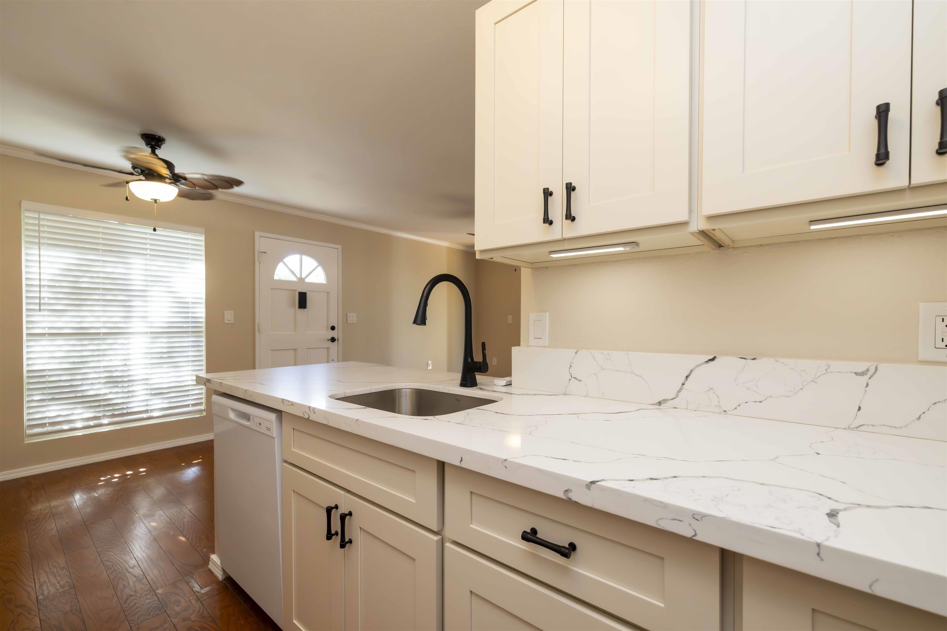 160 Keonekai Rd 8-102