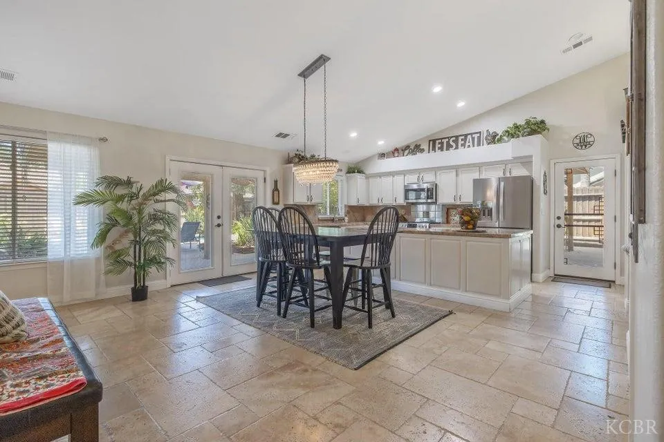 Visalia, California 93292, United States, 3 Bedrooms Bedrooms, ,2 BathroomsBathrooms,Residential,Pending,167968