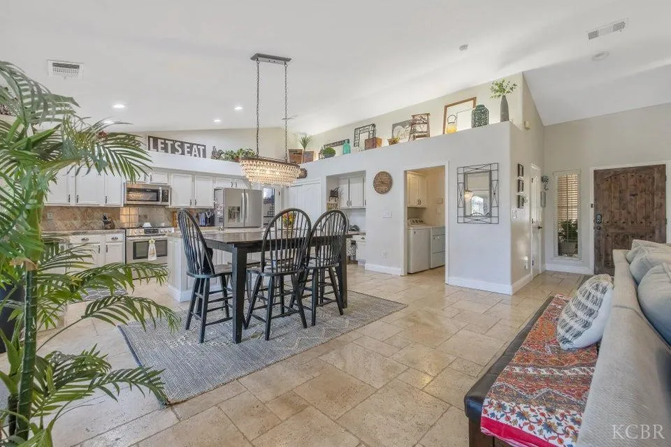 Visalia, California 93292, United States, 3 Bedrooms Bedrooms, ,2 BathroomsBathrooms,Residential,Pending,167968