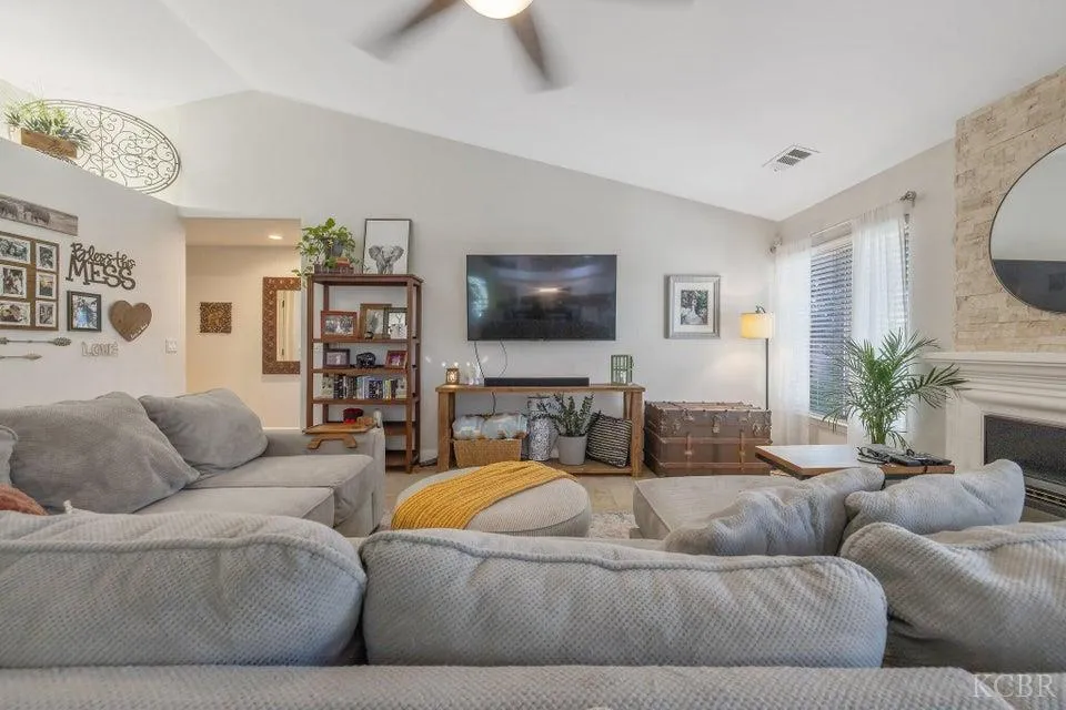 Visalia, California 93292, United States, 3 Bedrooms Bedrooms, ,2 BathroomsBathrooms,Residential,Pending,167968