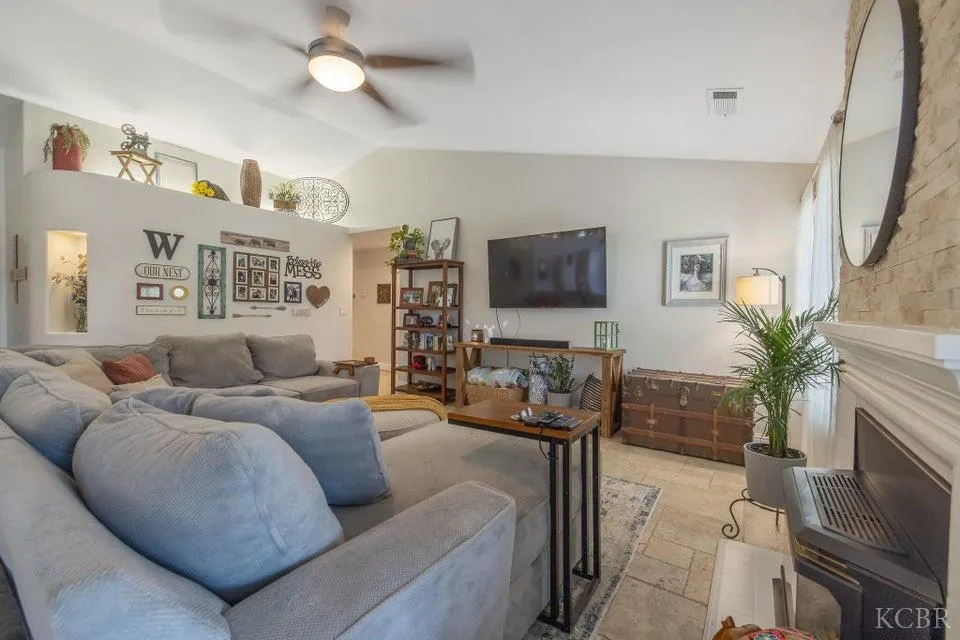 Visalia, California 93292, United States, 3 Bedrooms Bedrooms, ,2 BathroomsBathrooms,Residential,Pending,167968