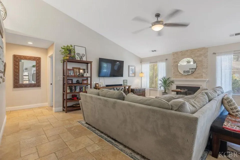 Visalia, California 93292, United States, 3 Bedrooms Bedrooms, ,2 BathroomsBathrooms,Residential,Pending,167968