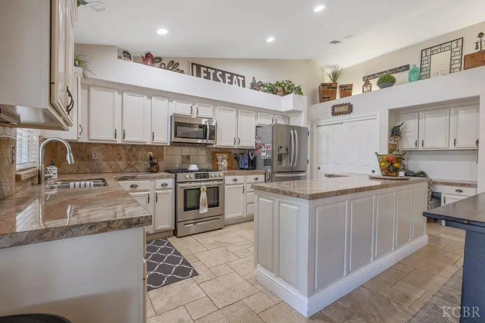 Visalia, California 93292, United States, 3 Bedrooms Bedrooms, ,2 BathroomsBathrooms,Residential,Pending,167968