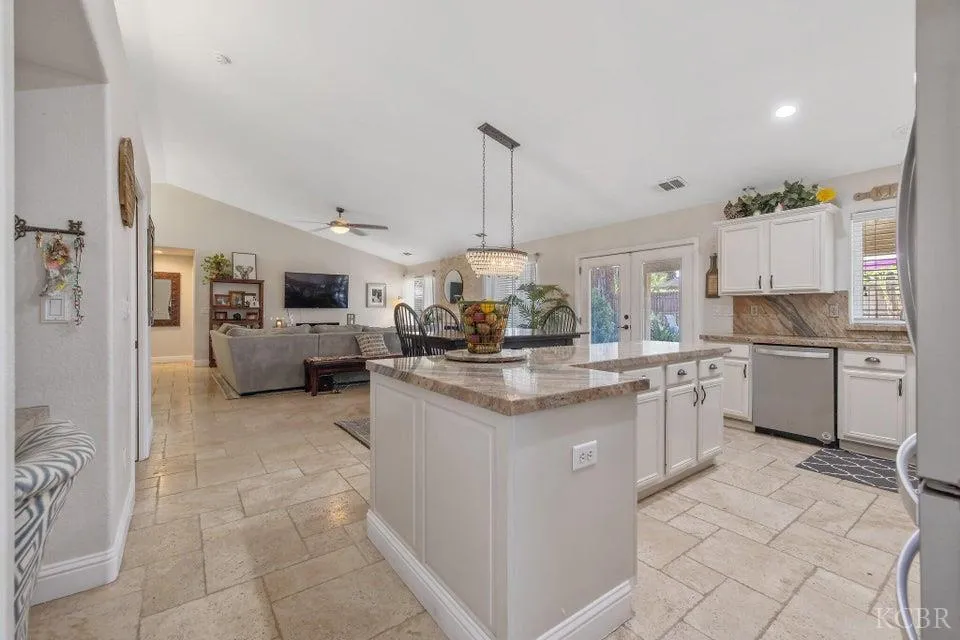 Visalia, California 93292, United States, 3 Bedrooms Bedrooms, ,2 BathroomsBathrooms,Residential,Pending,167968