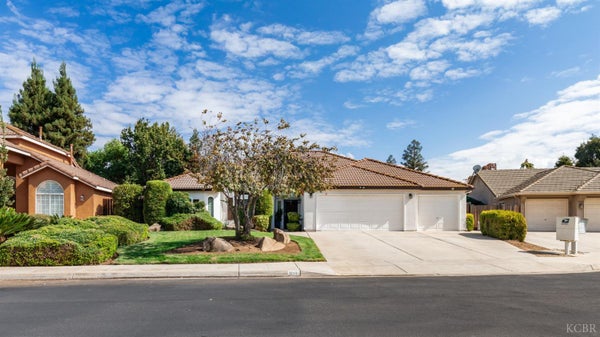 611 N ADLER AVE, CLOVIS, CA 93611 - Image 2f4a9adc9d3679137e91f7c405b17d21/77408482