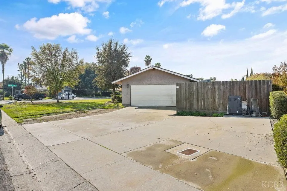 Visalia, California 93277, United States, 3 Bedrooms Bedrooms, ,2 BathroomsBathrooms,Residential,Active,247915