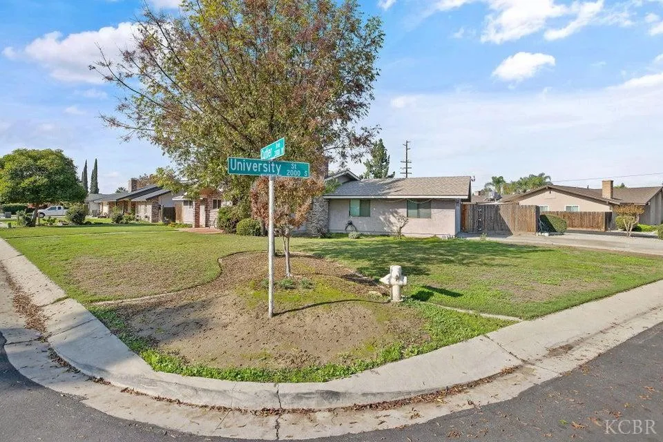 Visalia, California 93277, United States, 3 Bedrooms Bedrooms, ,2 BathroomsBathrooms,Residential,Active,247915