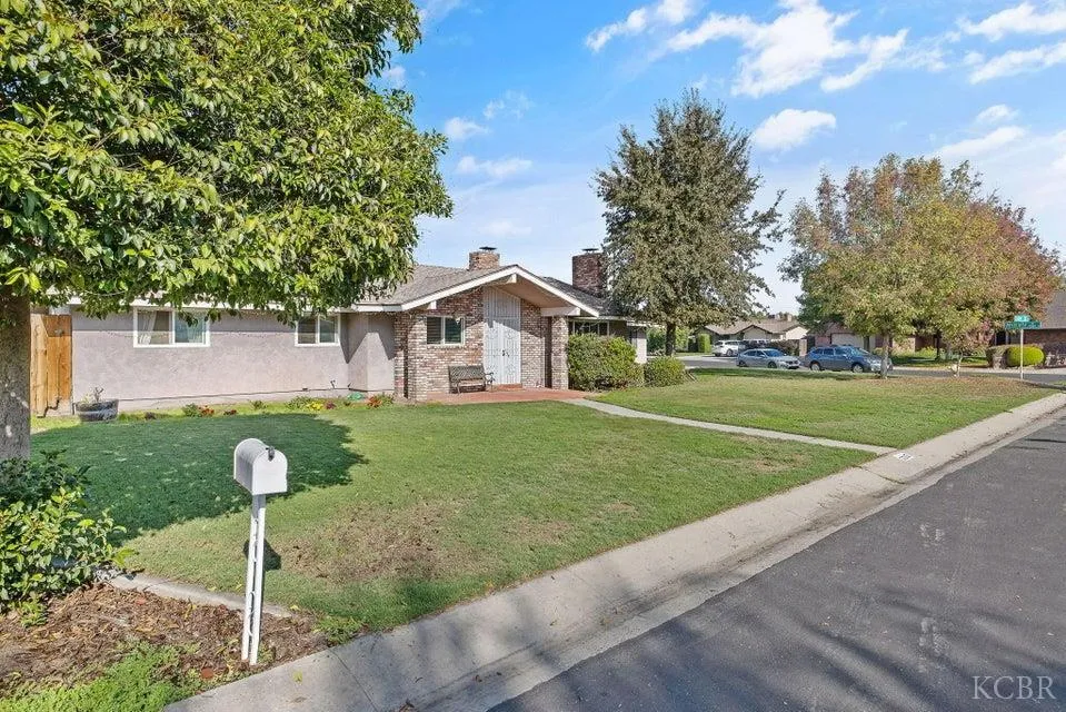 Visalia, California 93277, United States, 3 Bedrooms Bedrooms, ,2 BathroomsBathrooms,Residential,Active,247915