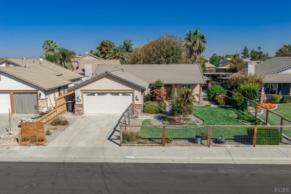 880 E PALM DR, HANFORD, CA 93230 - Image 77e9878b99a83752ecb3a3cfabfa8a91/1003073605