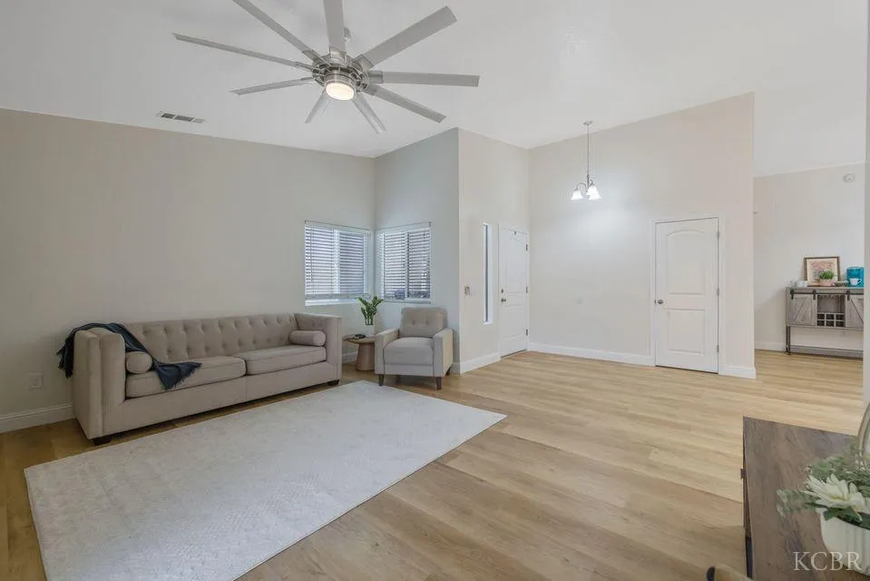 Visalia, California 93292, United States, 3 Bedrooms Bedrooms, ,2 BathroomsBathrooms,Residential,Active,192449