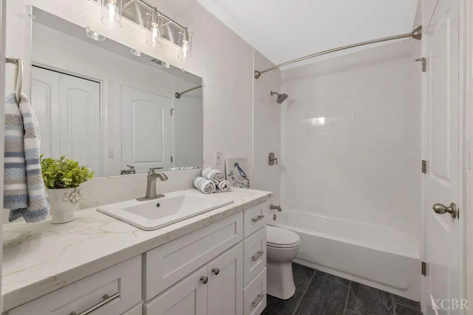 Visalia, California 93292, United States, 3 Bedrooms Bedrooms, ,2 BathroomsBathrooms,Residential,Active,192449