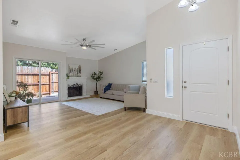 Visalia, California 93292, United States, 3 Bedrooms Bedrooms, ,2 BathroomsBathrooms,Residential,Active,192449