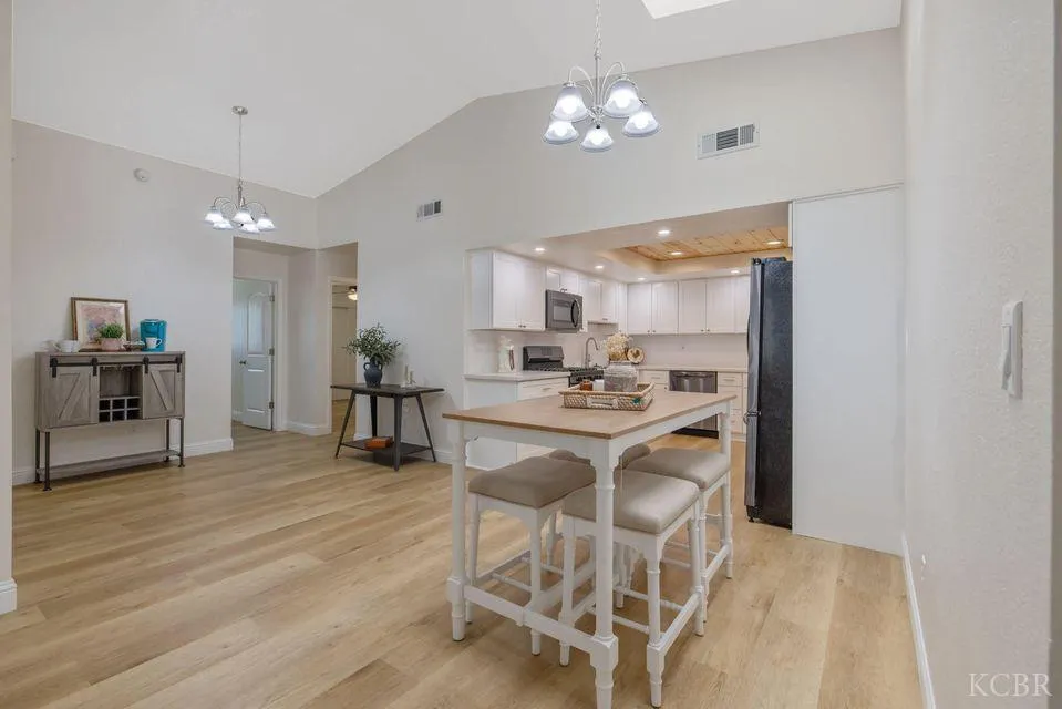 Visalia, California 93292, United States, 3 Bedrooms Bedrooms, ,2 BathroomsBathrooms,Residential,Active,192449