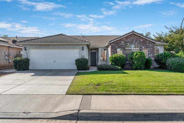 1043 W PEBBLE DR, HANFORD, CA 93230 - Image b2841e7a203f95a0ea2e7f1183bcb5dd/2999556435