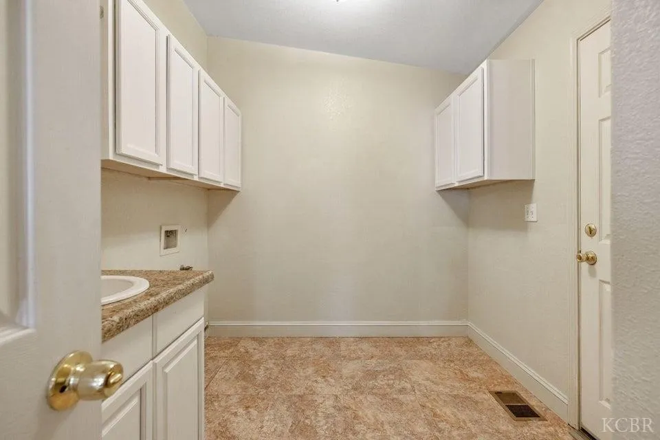 Visalia, California 93277, United States, 3 Bedrooms Bedrooms, ,2 BathroomsBathrooms,Residential,Active,241438