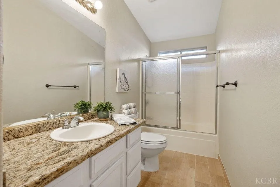 Visalia, California 93277, United States, 3 Bedrooms Bedrooms, ,2 BathroomsBathrooms,Residential,Active,241438