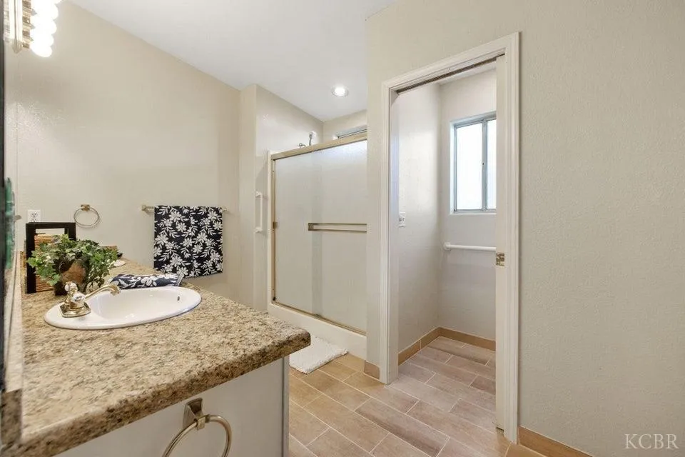 Visalia, California 93277, United States, 3 Bedrooms Bedrooms, ,2 BathroomsBathrooms,Residential,Active,241438